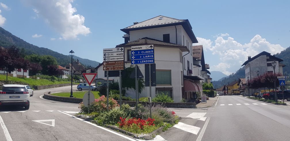 Zoncolan richtings bord beneden in Ovaro aan hoofdweg